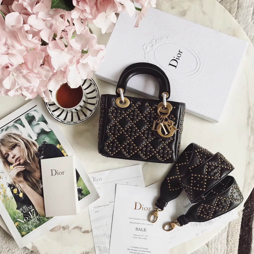 迪奥“Lady Dior”黑色三格铆钉元素藤格纹羊皮柔软手提包