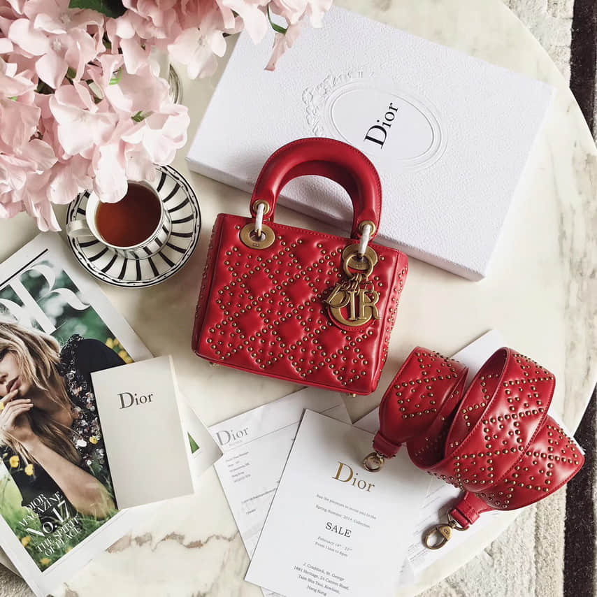 迪奥“Lady Dior”红色三格铆钉元素藤格纹羊皮柔软手提包
