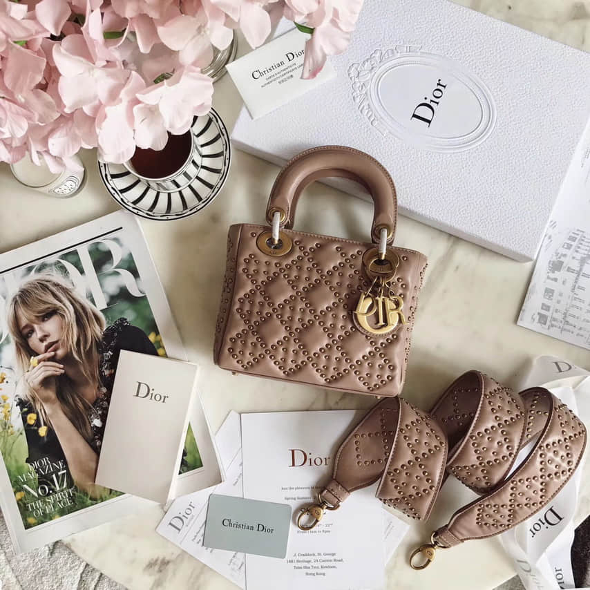 迪奥“Lady Dior”裸粉色三格铆钉元素藤格纹羊皮柔软手提包