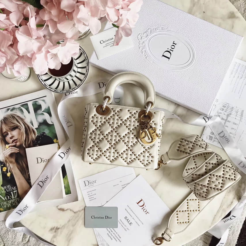 迪奥“Lady Dior”白色三格铆钉元素藤格纹羊皮柔软手提包