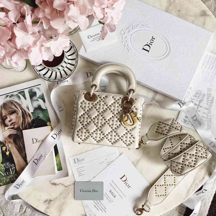 迪奥“Lady Dior”白色三格铆钉元素藤格纹羊皮柔软手提包