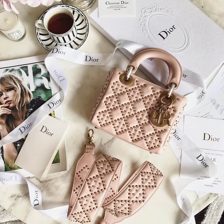 迪奥“Lady Dior”粉色三格铆钉元素藤格纹羊皮柔软手提包