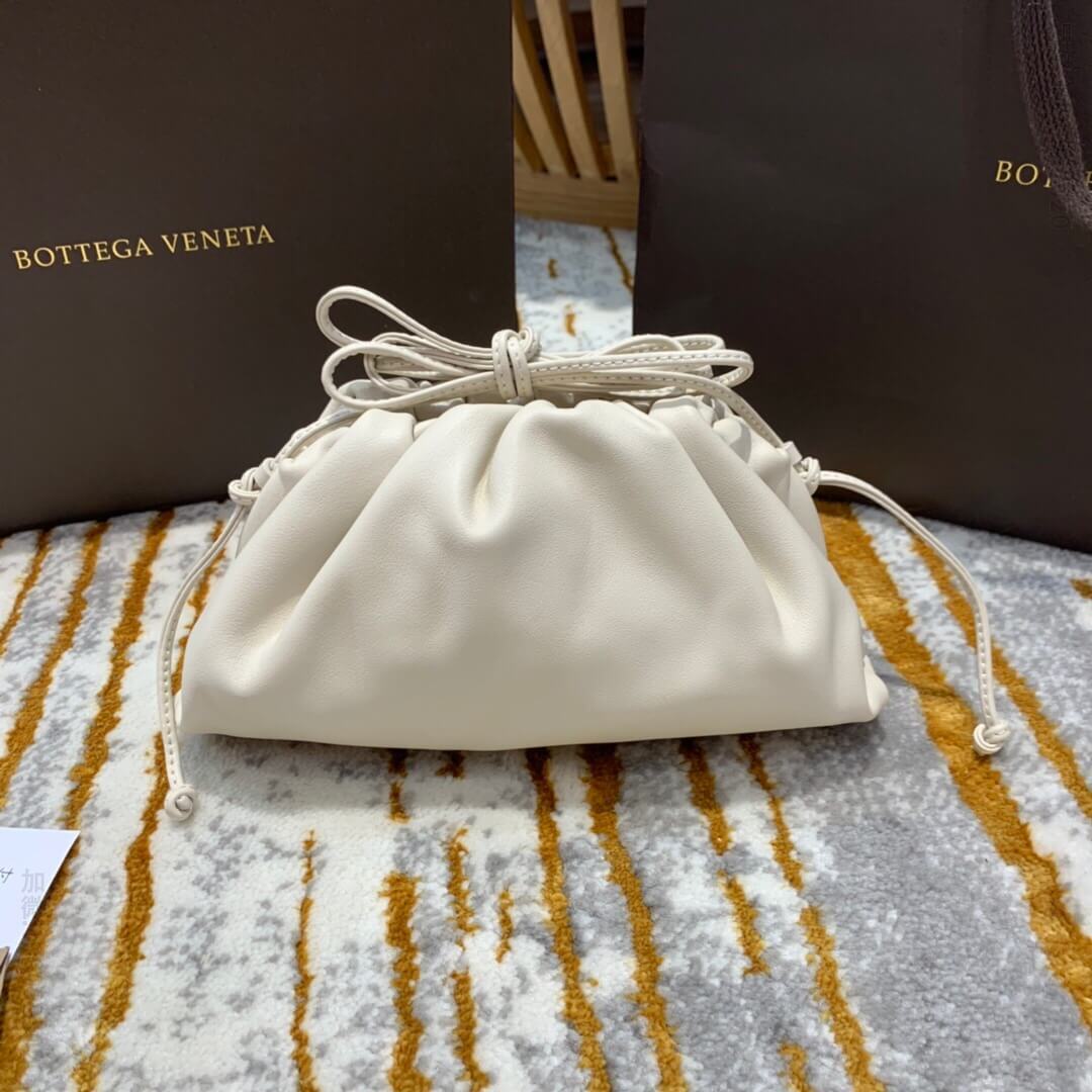 BV BottegaVeneta POUCH 20 斜挎手拿包云朵包 585852白色