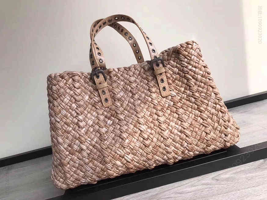 原单葆蝶家女士购物袋 葆蝶家女士购物袋 Bottega Veneta（葆蝶家）BV 9789 西班牙洗染定制小羊皮全手工编织 稻草购物袋 