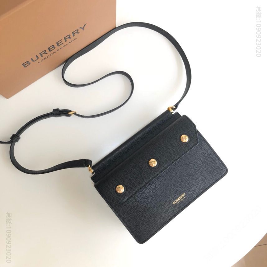 Burberry巴宝莉斜背包款Title - 泰尔特手袋