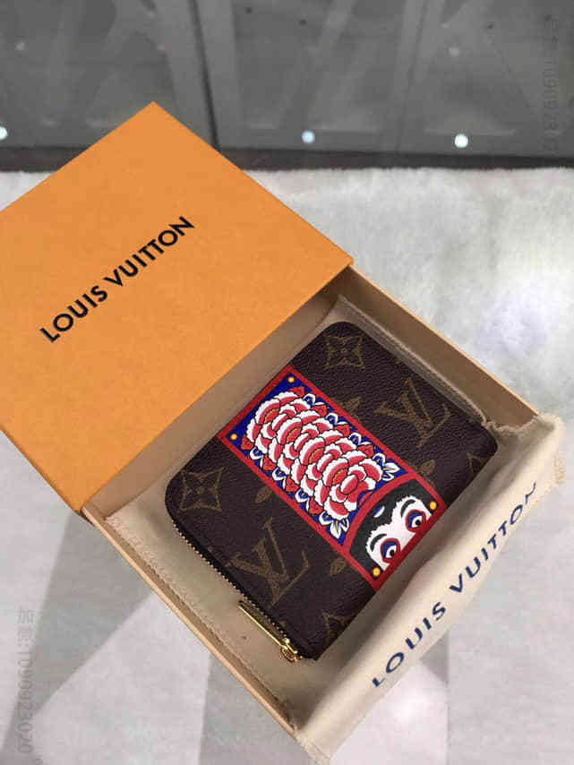 LOUIS VUITTON路易威登LV 歌舞伎贴纸图案ZIPPY拉链零钱包 M62394