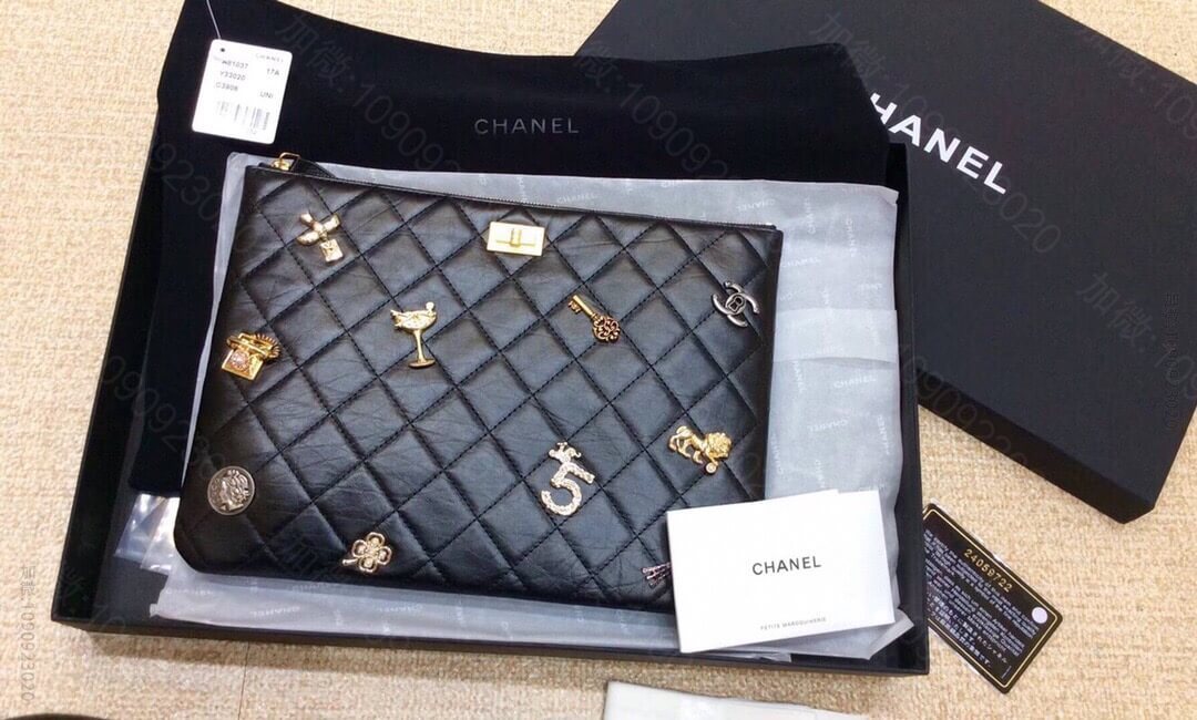 Chanel/香奈儿 胎牛皮徽章手拿包 A81036