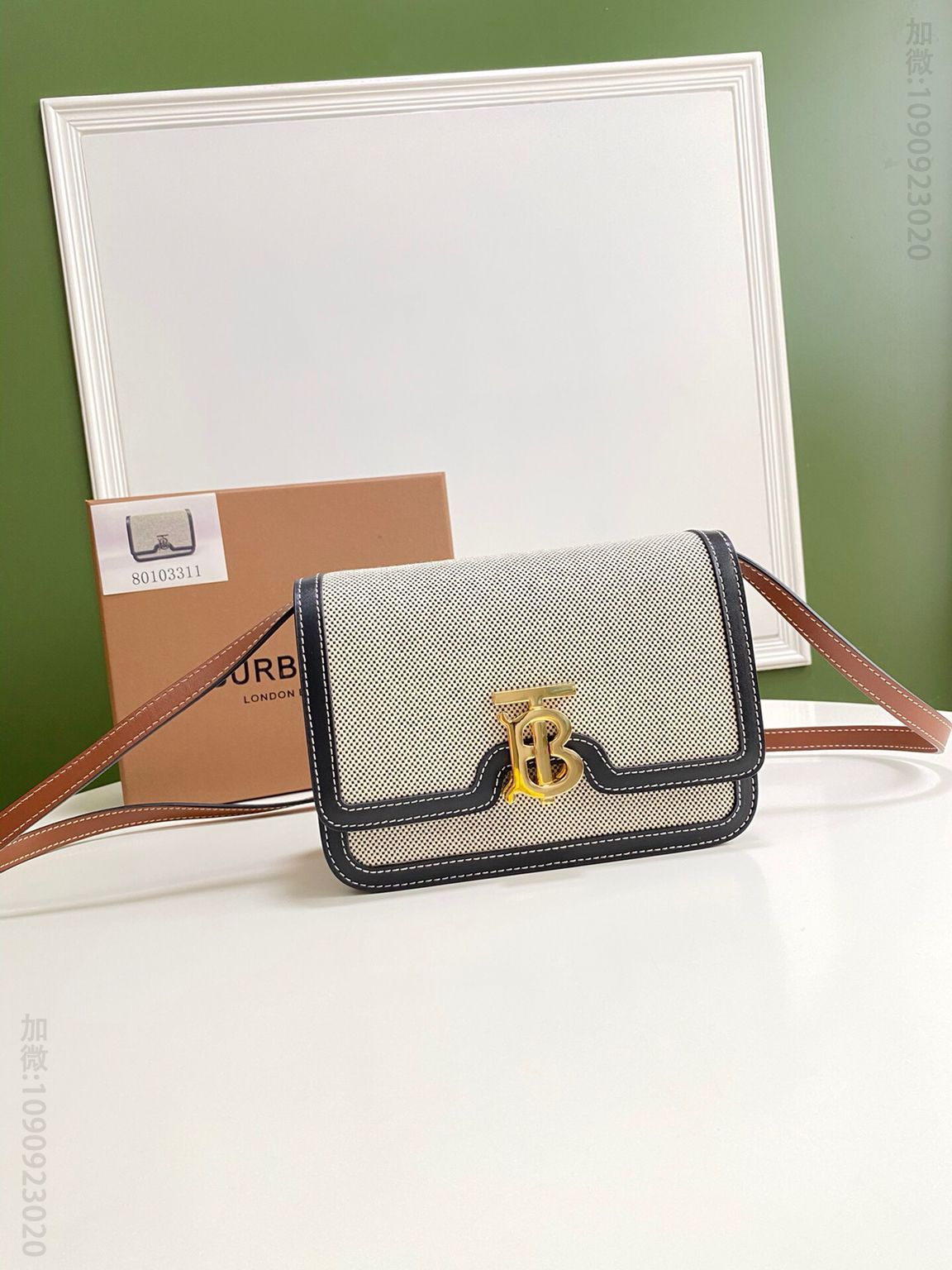 Burberry巴宝莉专属标识双色帆布拼皮锁扣包