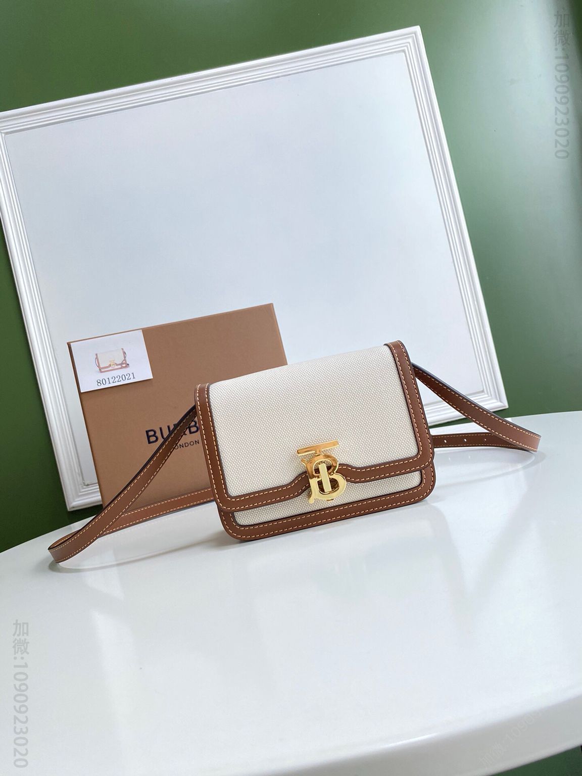 Burberry巴宝莉专属标识双色帆布拼皮锁扣包