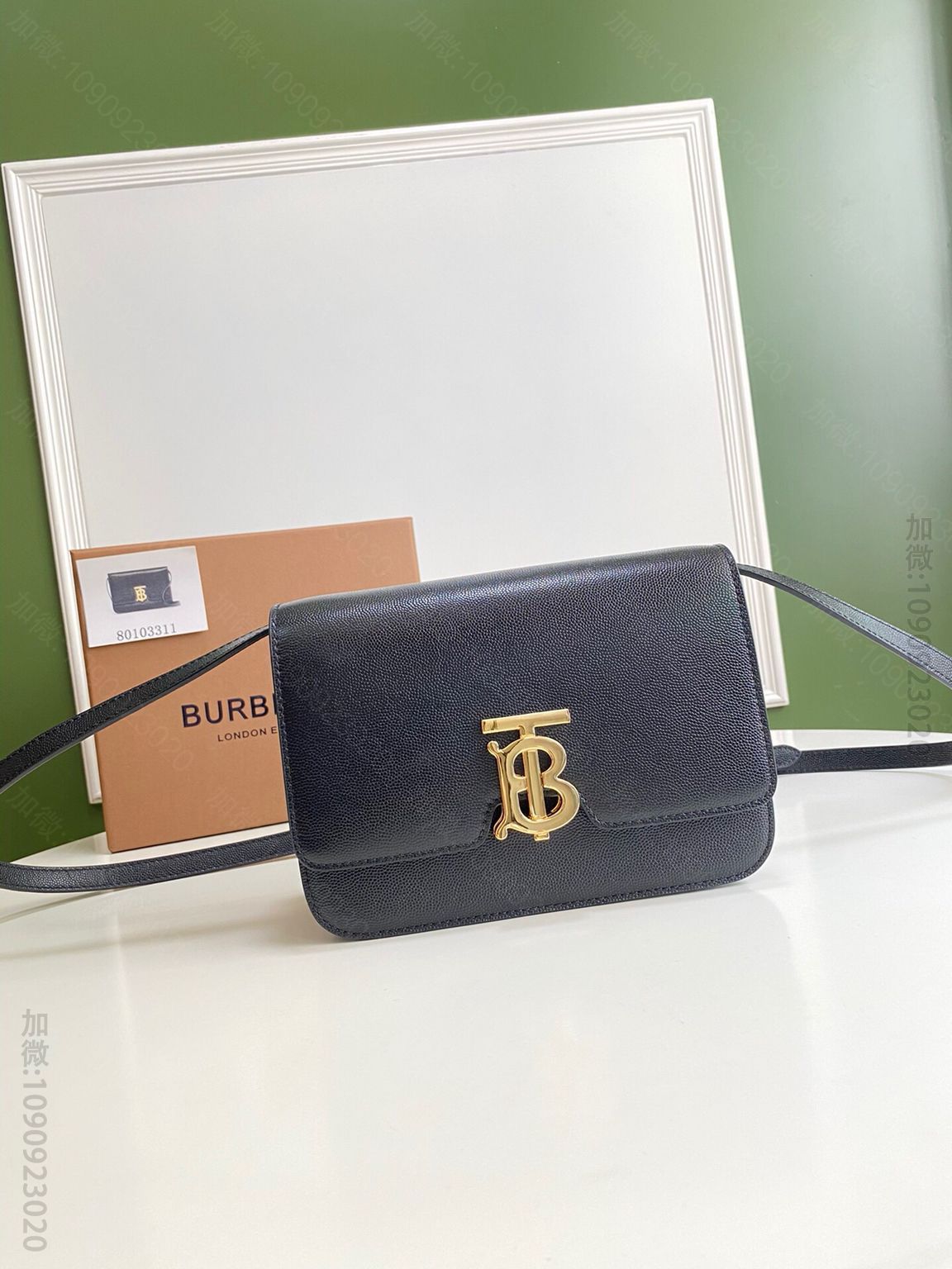 Burberry巴宝莉粒纹皮革Thomas Bur灵感专属标识单肩斜挎包