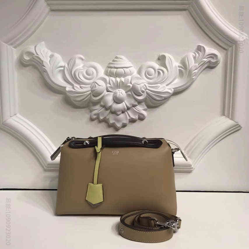 一比一芬迪女士斜跨包 芬迪女包 芬迪/FENDI 149S柔软小牛皮波士顿手提包 芬迪斜跨包 