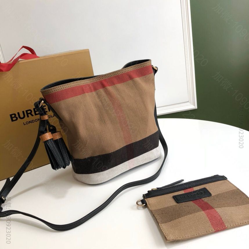 Burberry巴宝莉Canvas 格纹麻布The Ashby 艾仕贝手袋9...