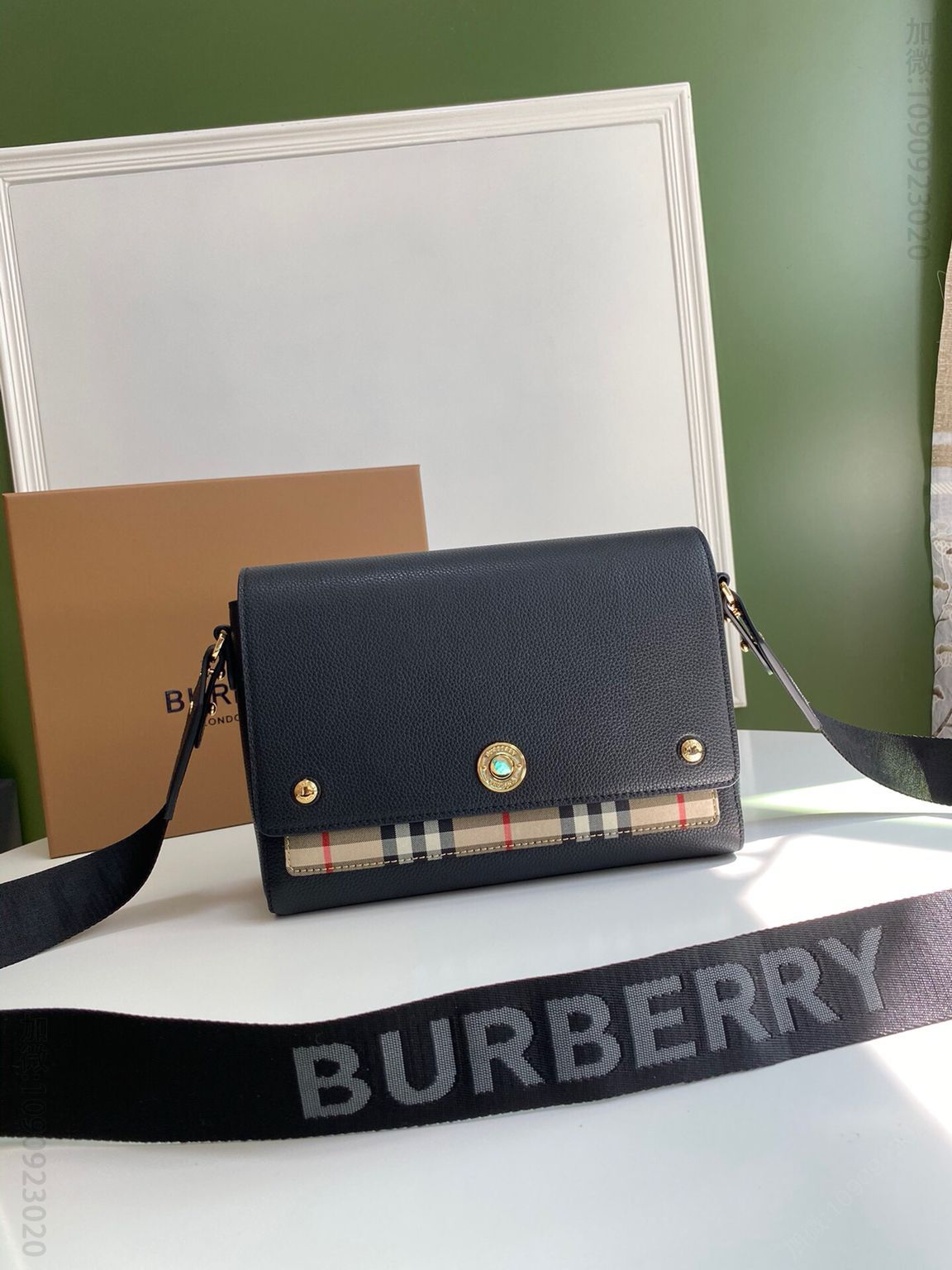 Burberry巴宝莉粒纹皮革Vintage 复古格纹斜背包