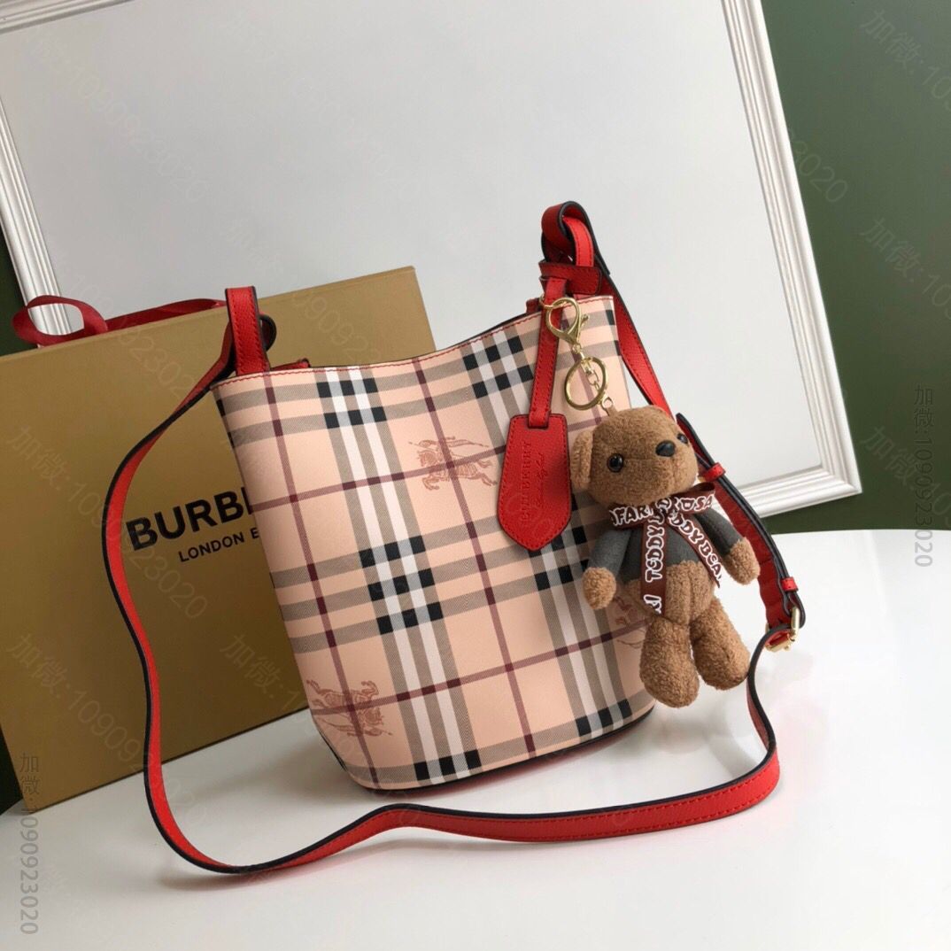 Burberry巴宝莉简约风格经典 Haymarket 格纹斜背水桶包