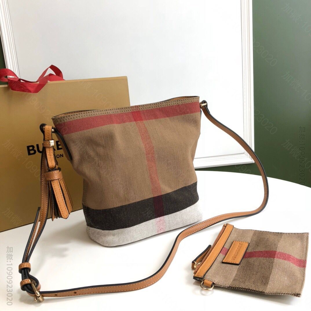 Burberry巴宝莉Canvas 格纹麻布The Ashby 艾仕贝手袋9...