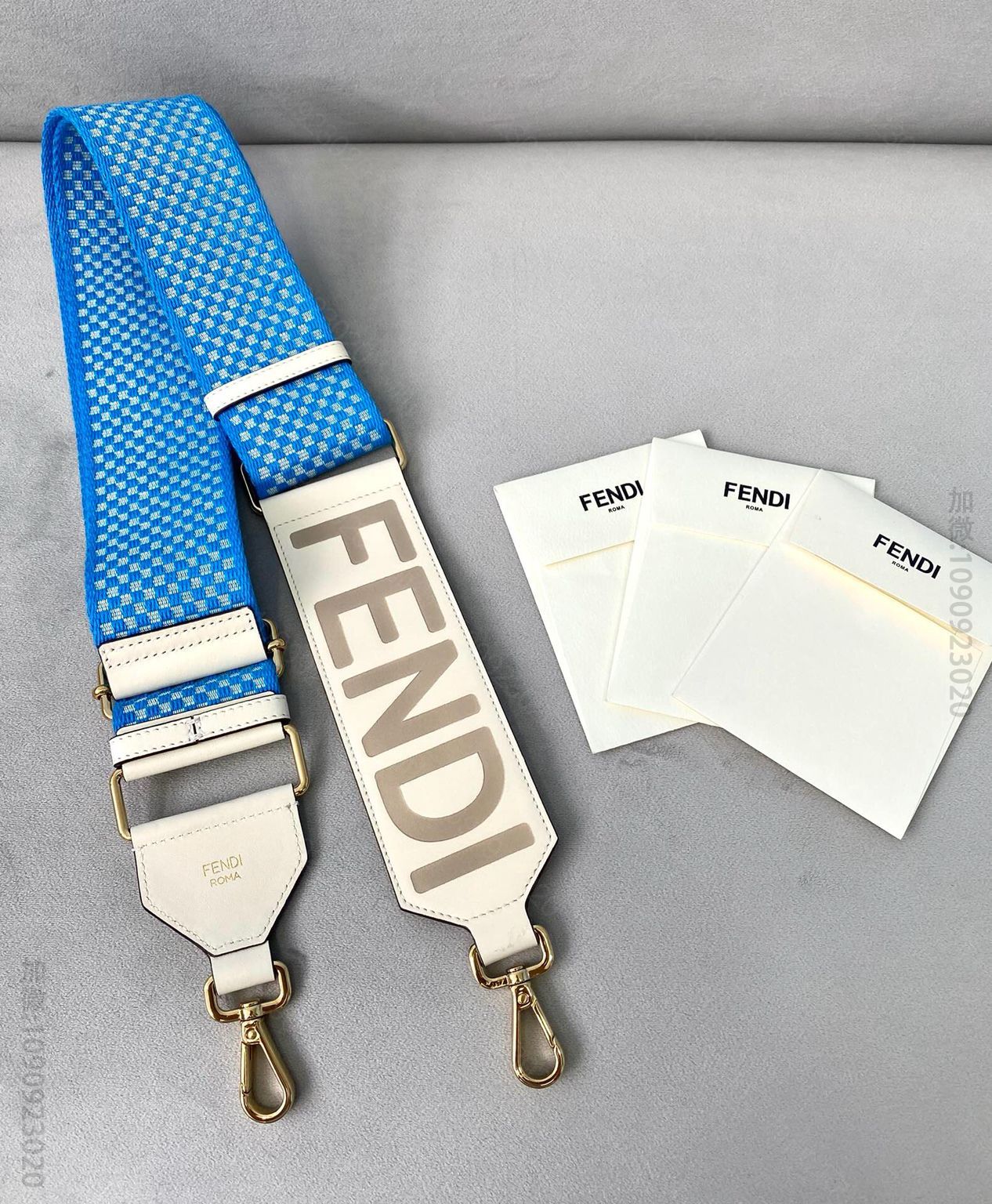 FENDI芬迪标志性字母LOGO配蓝格子宽版肩带910