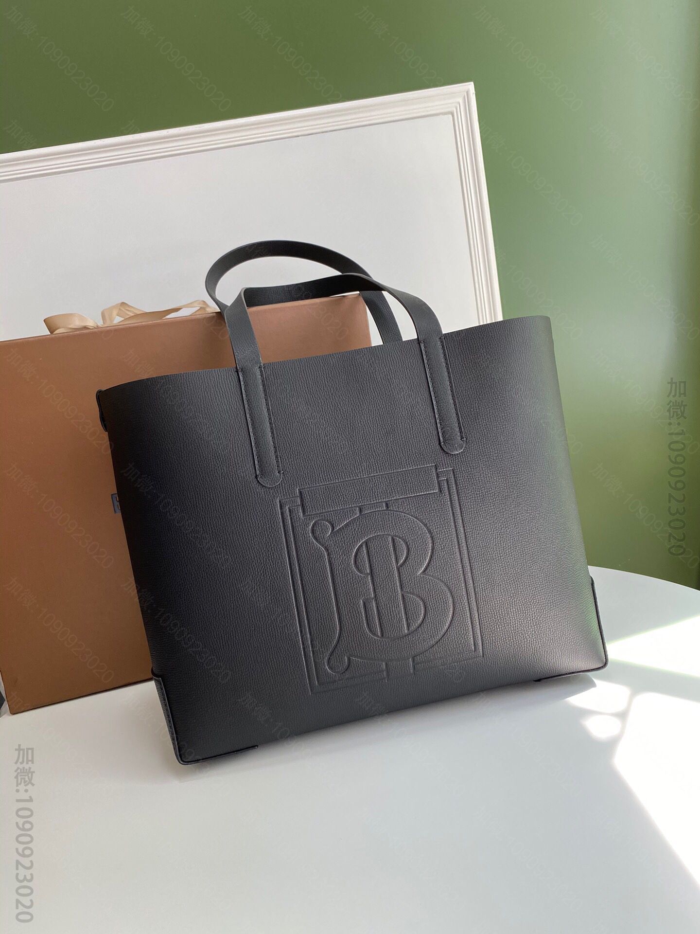 Burberry巴宝莉涂层牛皮材质托特包
