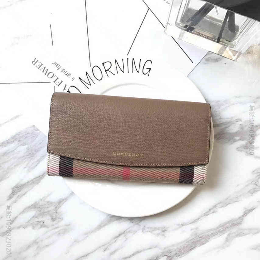 巴宝莉（Burberry）Banner手袋系列钱包