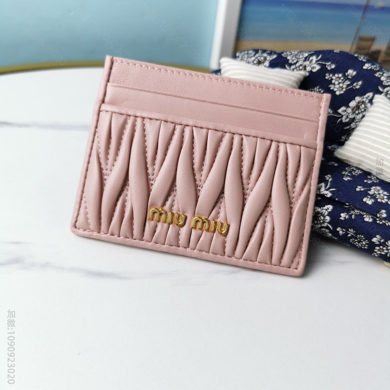 MIUMIU缪缪顶级进口小羊皮材质Matelasse花纹图案新款卡夹5MC0...