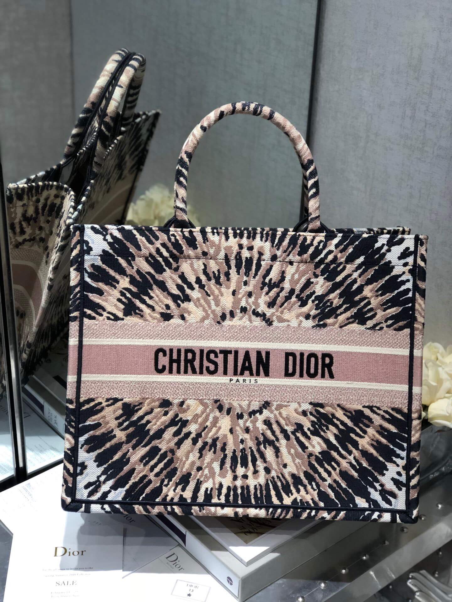 Dior Book Tote 刺绣万花筒图案手提包购物袋 M1286ZJAI...