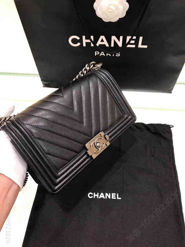 香奈儿（Chanel）Boy中号小球纹大V格