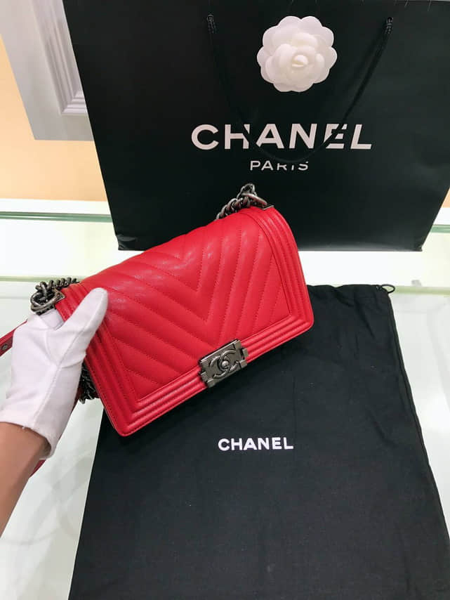 奢侈品牌香奈儿斜跨包 香奈儿（Chanel）Boy中号小球纹大V格 香奈儿女包 C61843
