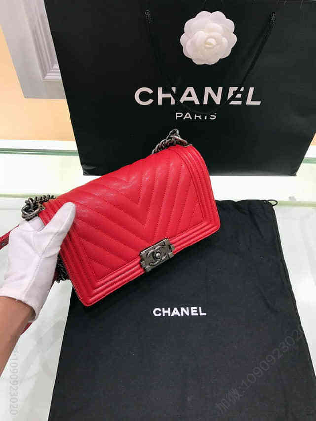 香奈儿（Chanel）Boy中号小球纹大V格