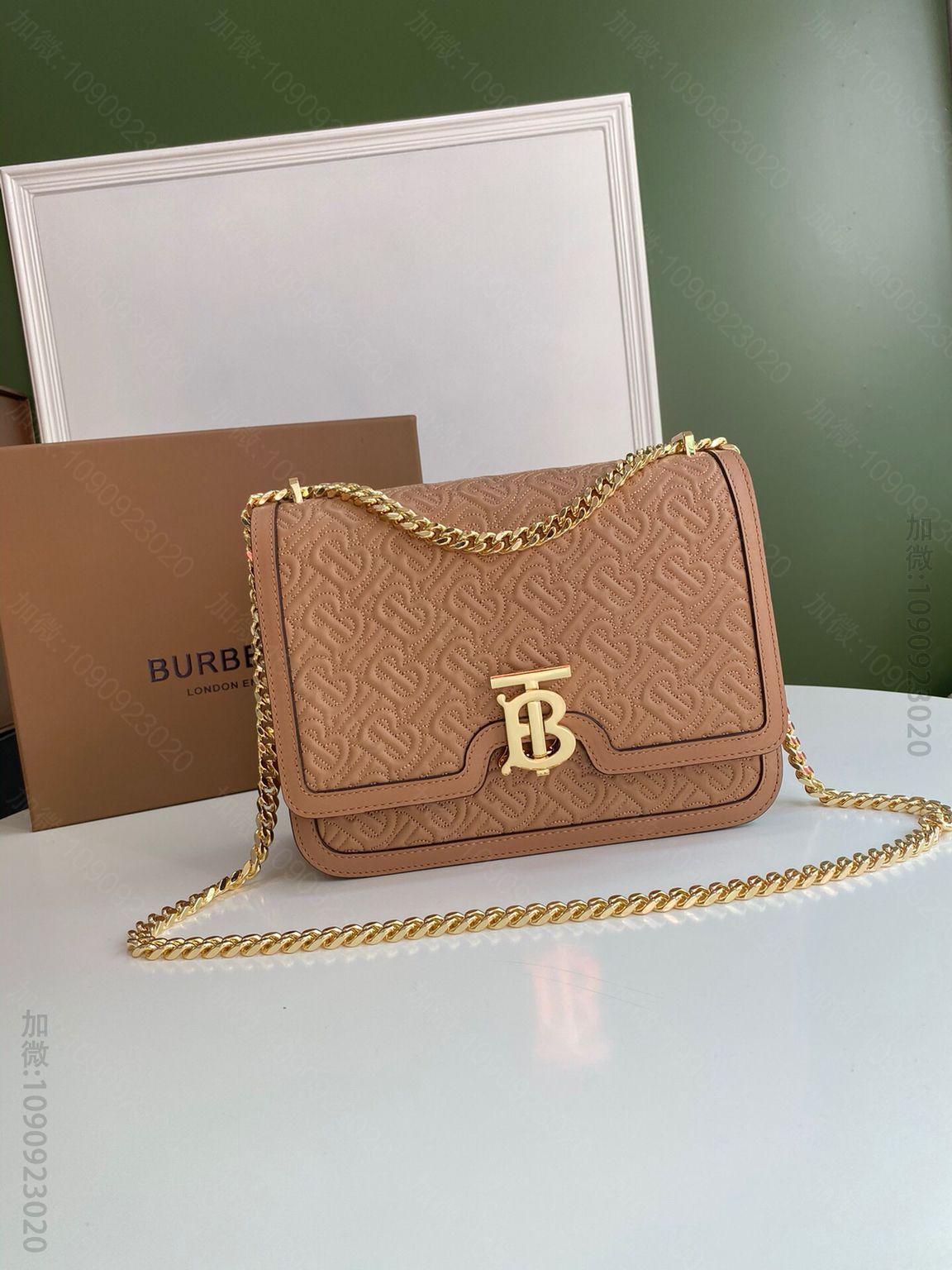Burberry巴宝莉绗缝专属标识羔羊皮TB专属标识锁扣包