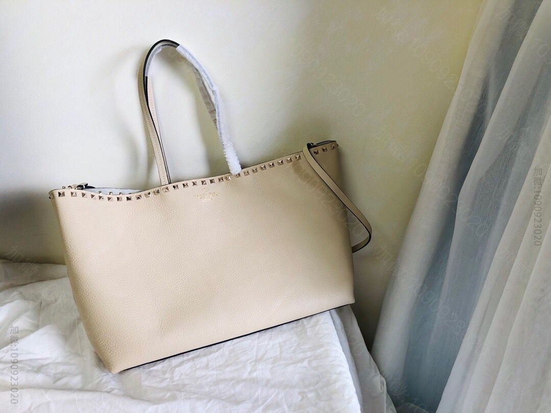 Valentino华伦天奴Garavani Rockstud 小牛皮购物袋0...