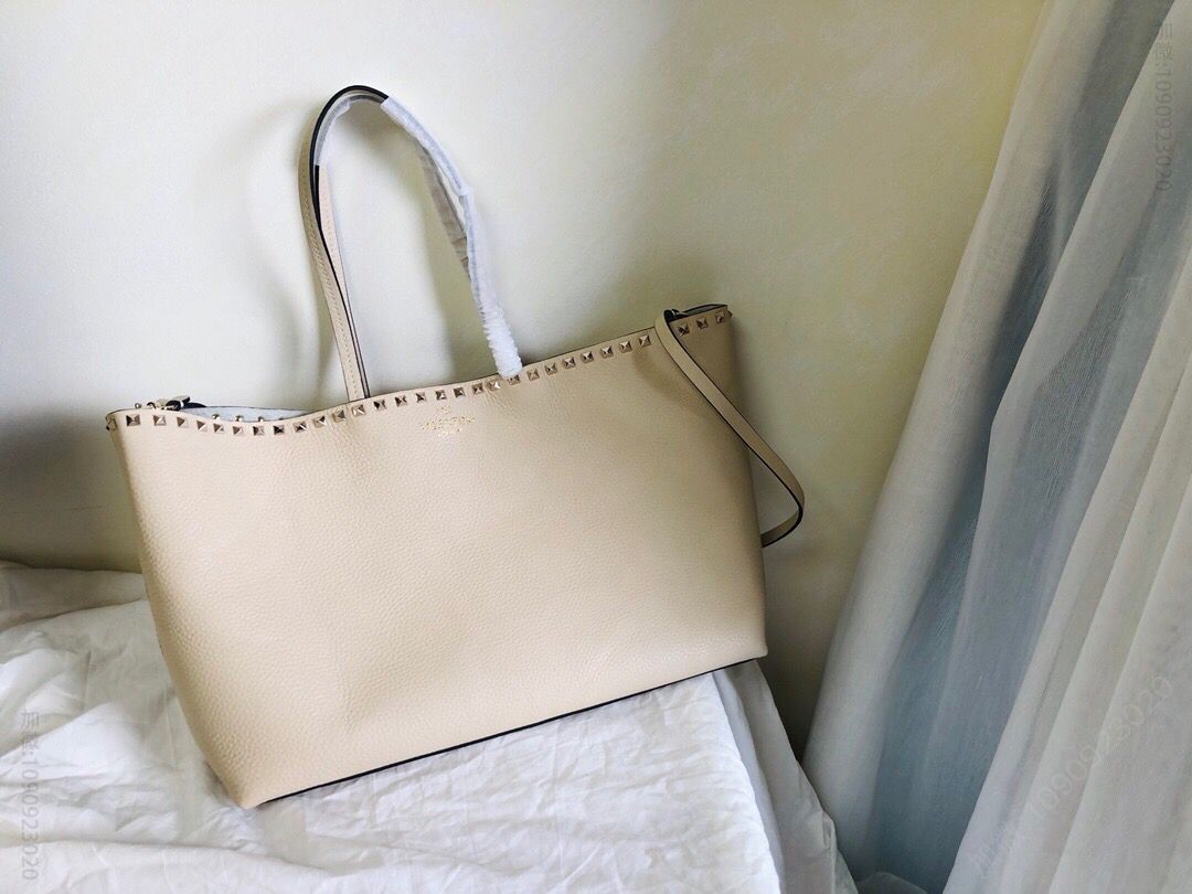 Valentino华伦天奴Garavani Rockstud 小牛皮购物袋0071