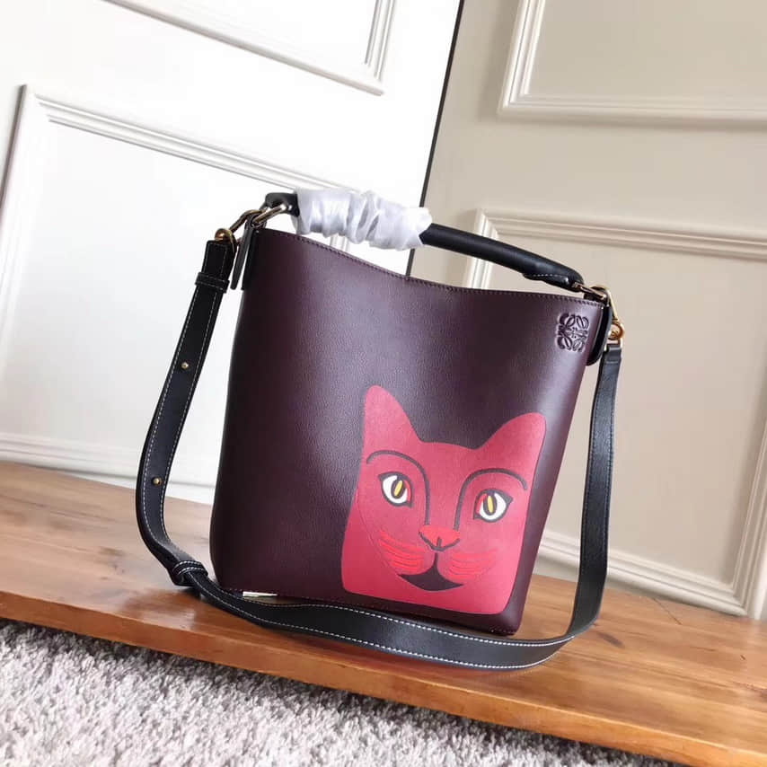 高仿罗意威女士水桶包 罗意威女士水桶包 Loewe罗意威 T Bucket Bag系列新款猫脸水桶包 罗意威水桶包 