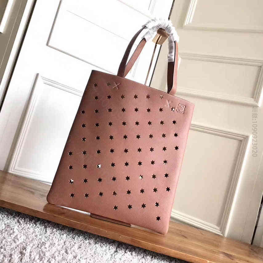 Loewe罗意威 Vertical Tote Oeuf bag 系列镶嵌星辰...