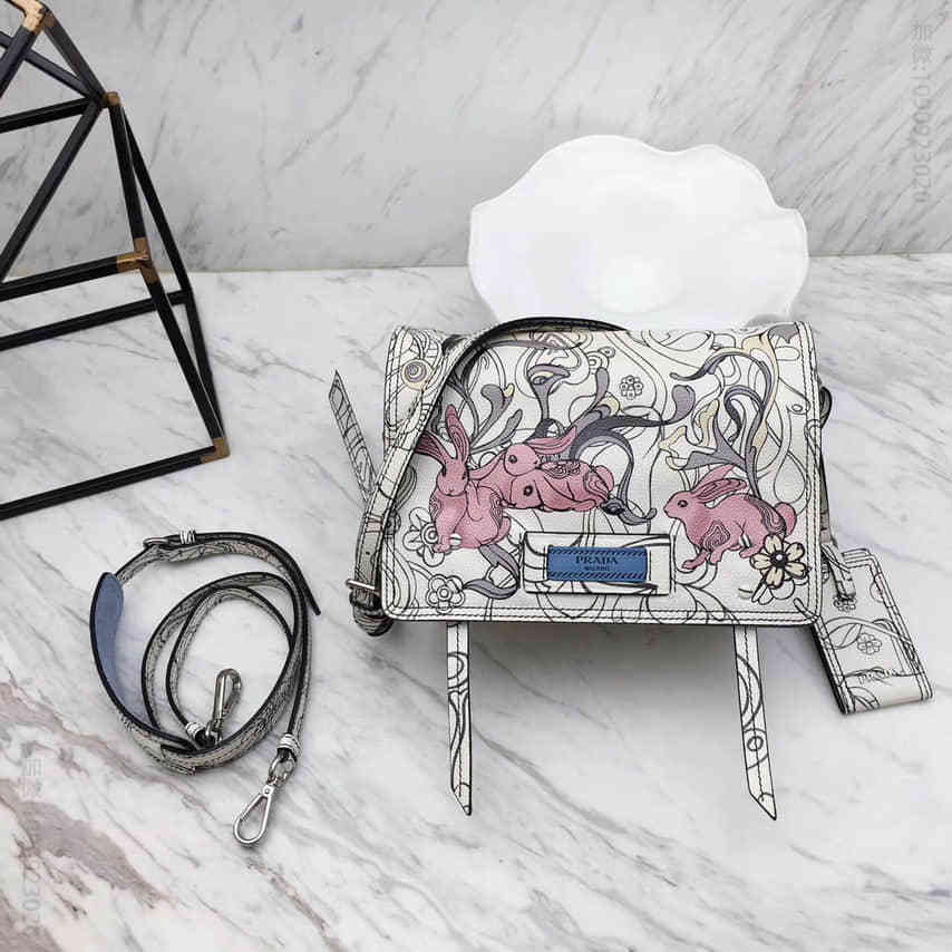 Prada Etiquette兔子图案印花手袋 1BD082_2EAO_F0V70_V_OOO