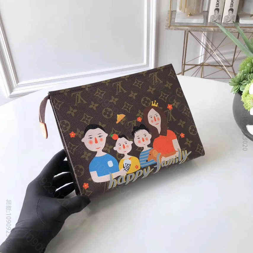 路易威登 LV Family系列2023早春新品人物卡通图案26号盥洗袋