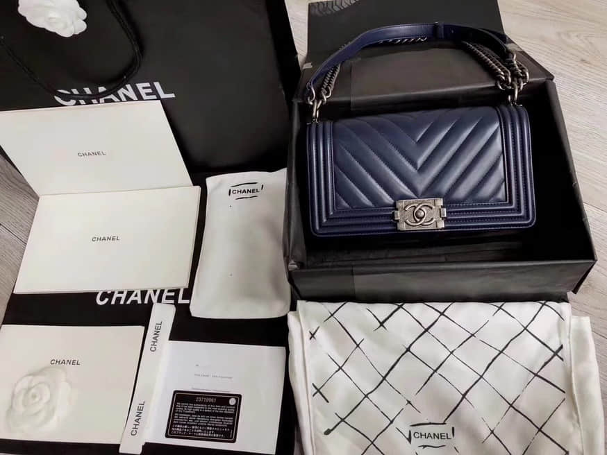 Chanel/香奈儿 新款Boy V字纹金属扣链条翻盖单肩手提包