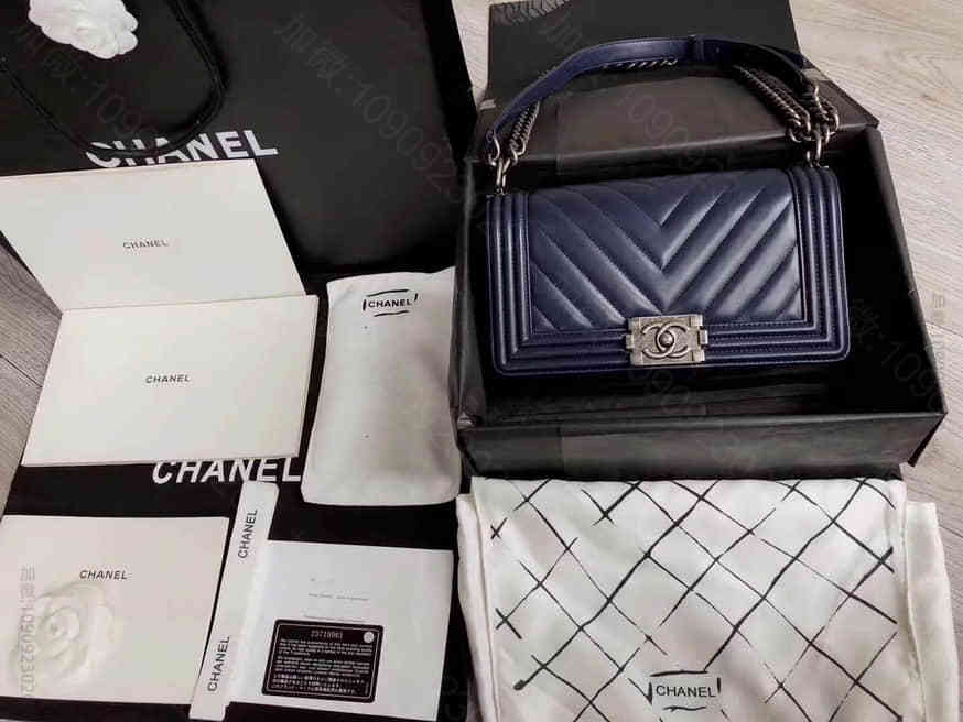 Chanel/香奈儿 新款Boy V字纹金属扣链条翻盖单肩手提包