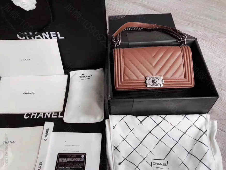 Chanel香奈儿 奶茶香V纹银扣小牛皮翻盖包女士简约银链单肩斜挎女包
