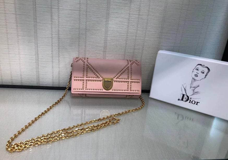 迪奥17夏季新款Diorama平纹柳钉小牛皮链条包 粉色