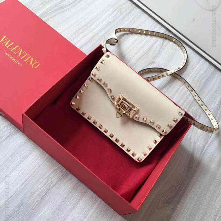 Valentino 华伦天奴金钉牛皮款号0117白色