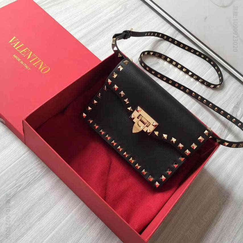 Valentino 华伦天奴金钉牛皮款号0117黑色