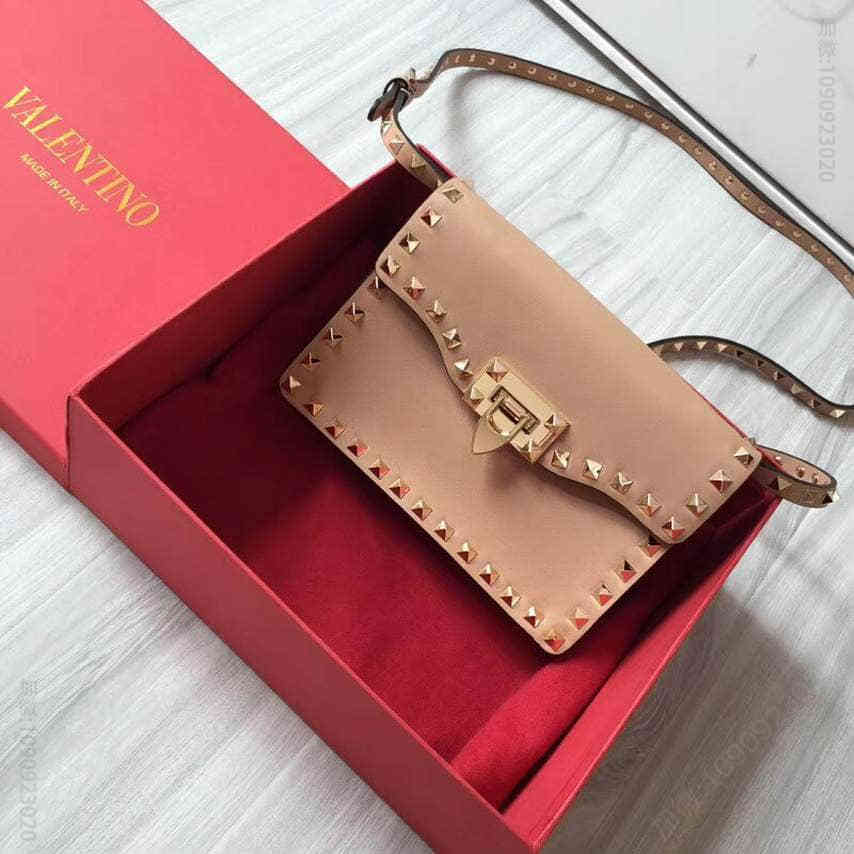 Valentino 华伦天奴金钉牛皮款号0117裸粉