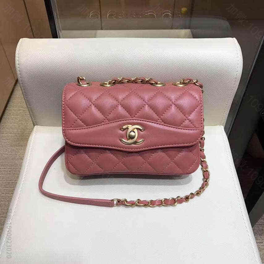 2023新款Chanel/香奈儿女包 羊皮口盖斜挎包 A57027粉色