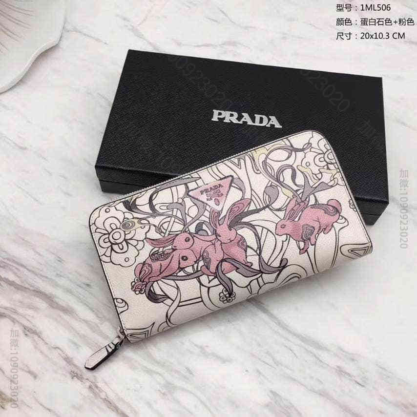 普拉达2023新款Prada 粉色兔子印花长款拉链钱包