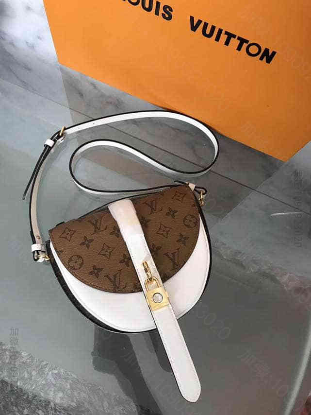 LV/路易威登 18夏新款秀款CHANTILLY马蹄包马鞍包斜挎包M4364...