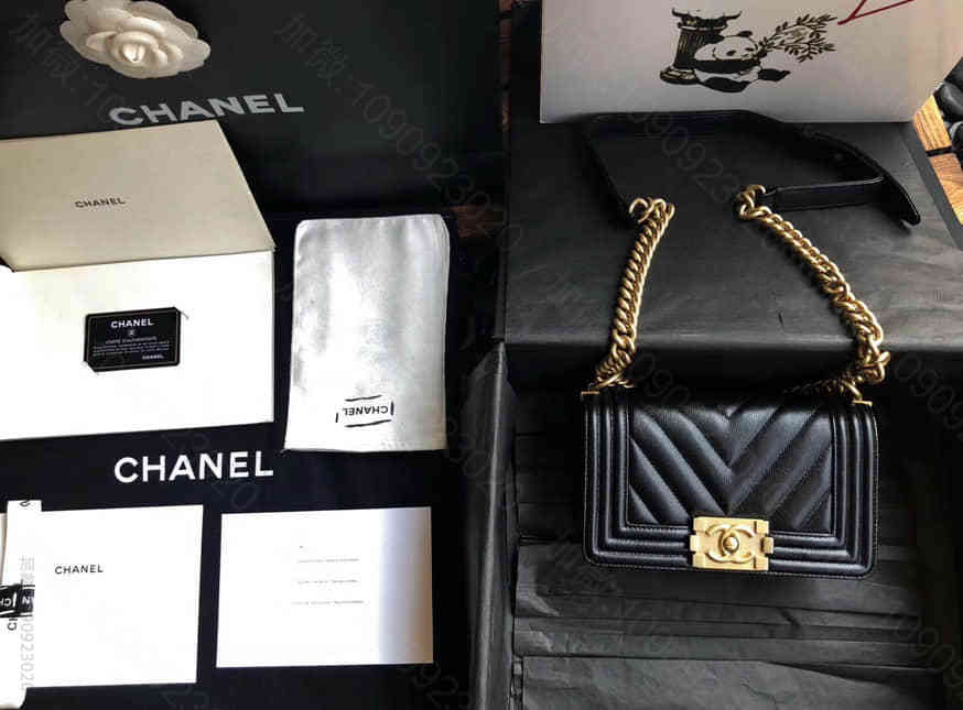 Chanel 18新款 黑色V形 鱼子酱 复古沙金扣 le boy 小号链条...