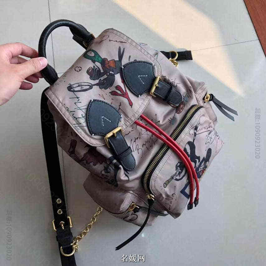 Burberry博柏利/巴宝莉The Rucksack - 中号涂鸦印花尼龙...