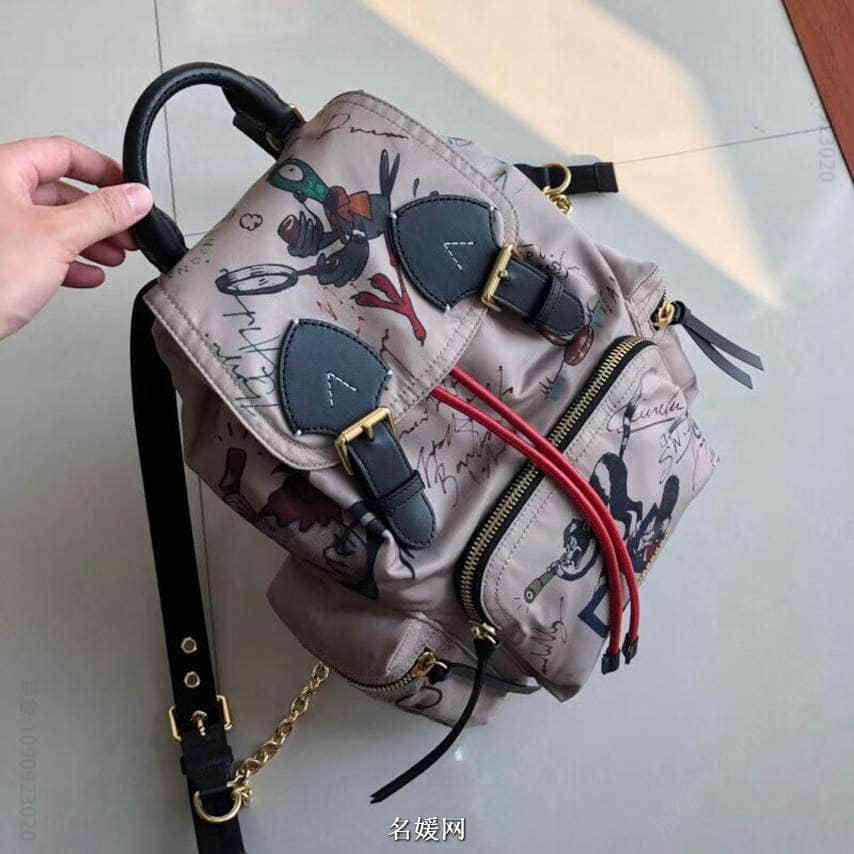 Burberry博柏利/巴宝莉The Rucksack - 中号涂鸦印花尼龙军旅背包40697501