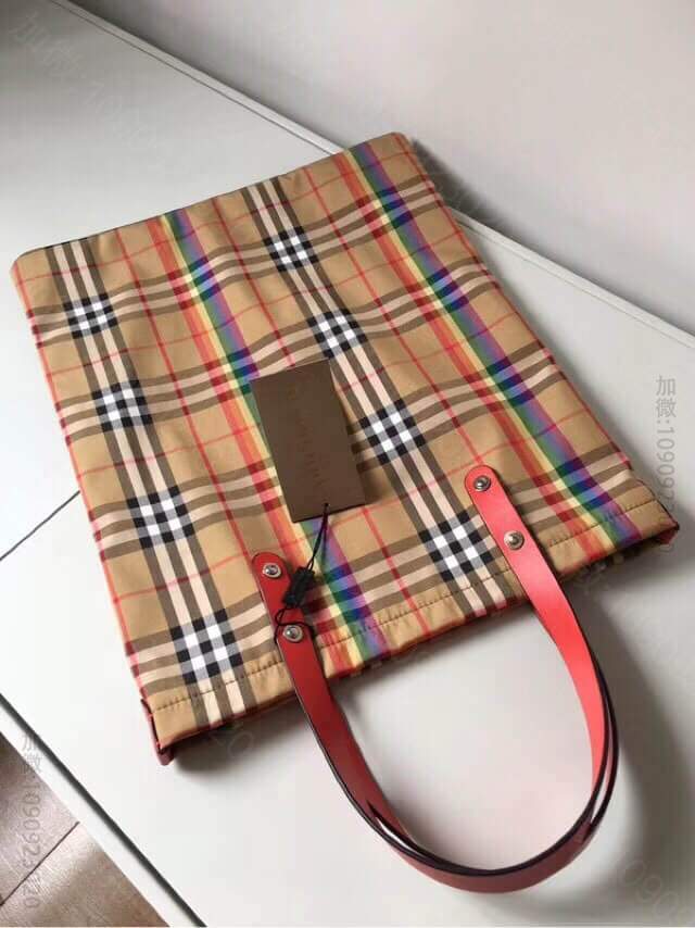 巴宝莉/Burberry 2023秀场款 彩虹条纹格子拼色手提购物袋