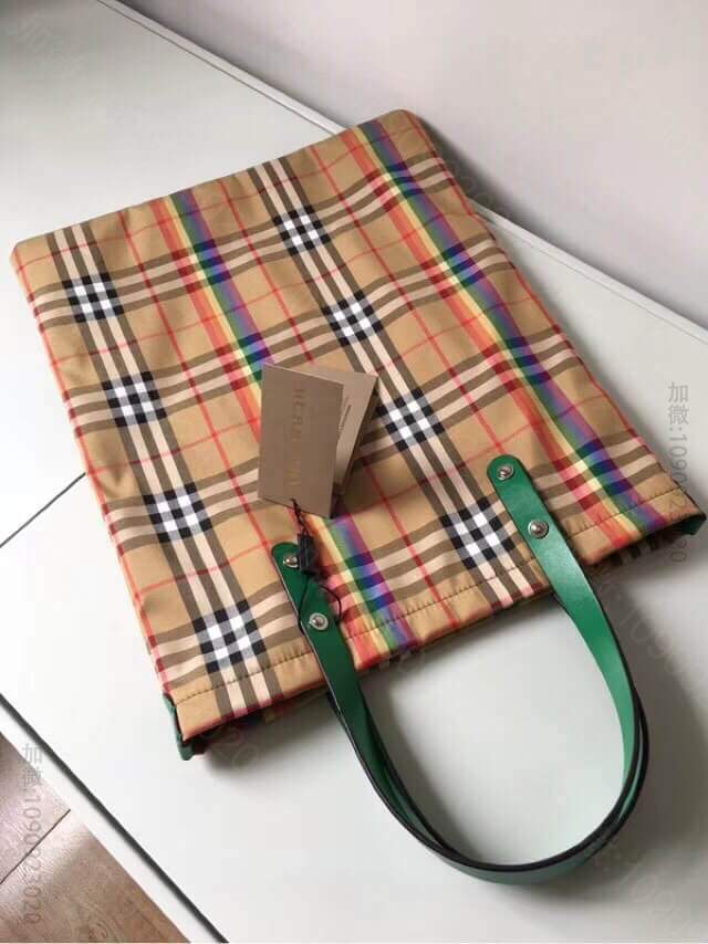 巴宝莉/Burberry 2023秀场款 彩虹条纹格子拼色手提购物袋