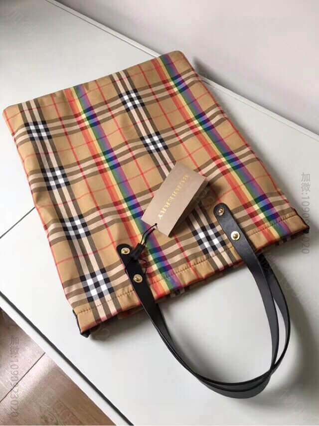 巴宝莉/Burberry 2023秀场款 彩虹条纹格子拼色手提购物袋